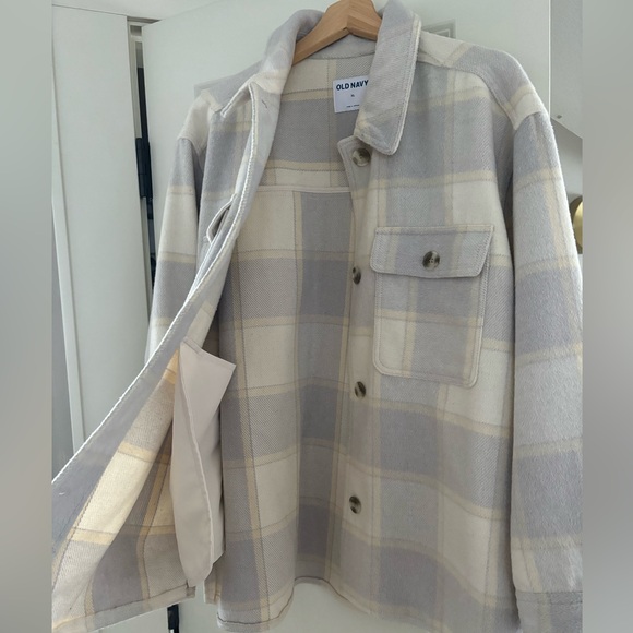 Women’s Old Navy shacket - Picture 2 of 5